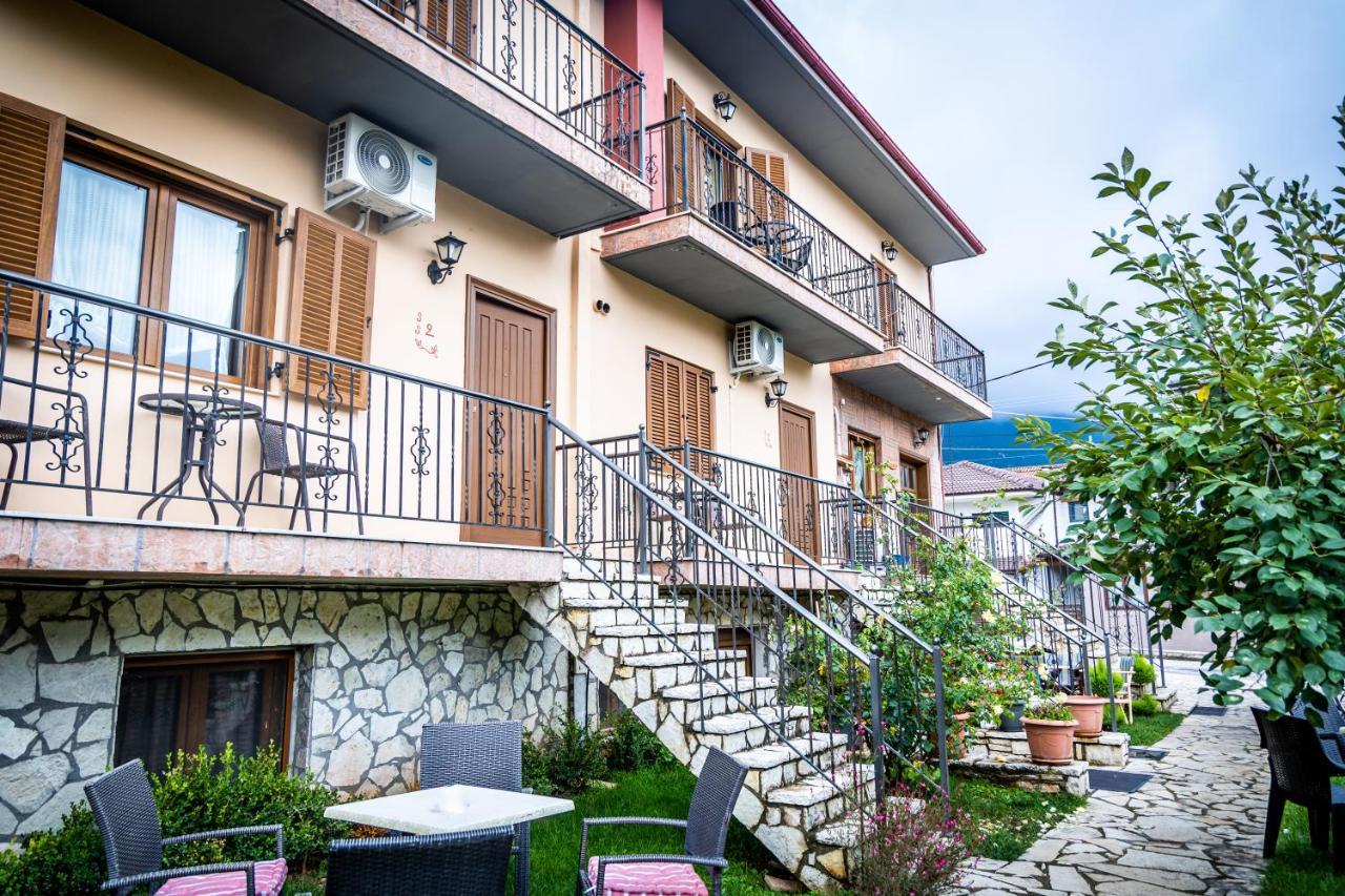 Enastron Hotel Kalavryta Eksteriør billede